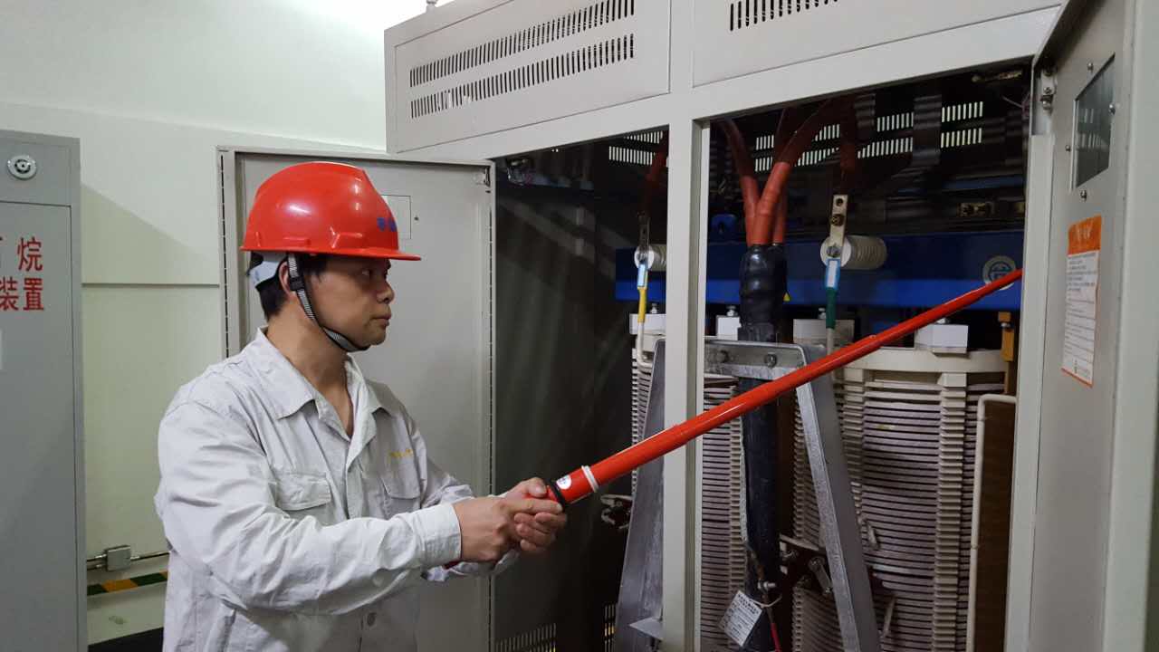 新希望大厦高低压电器设备维保作业。